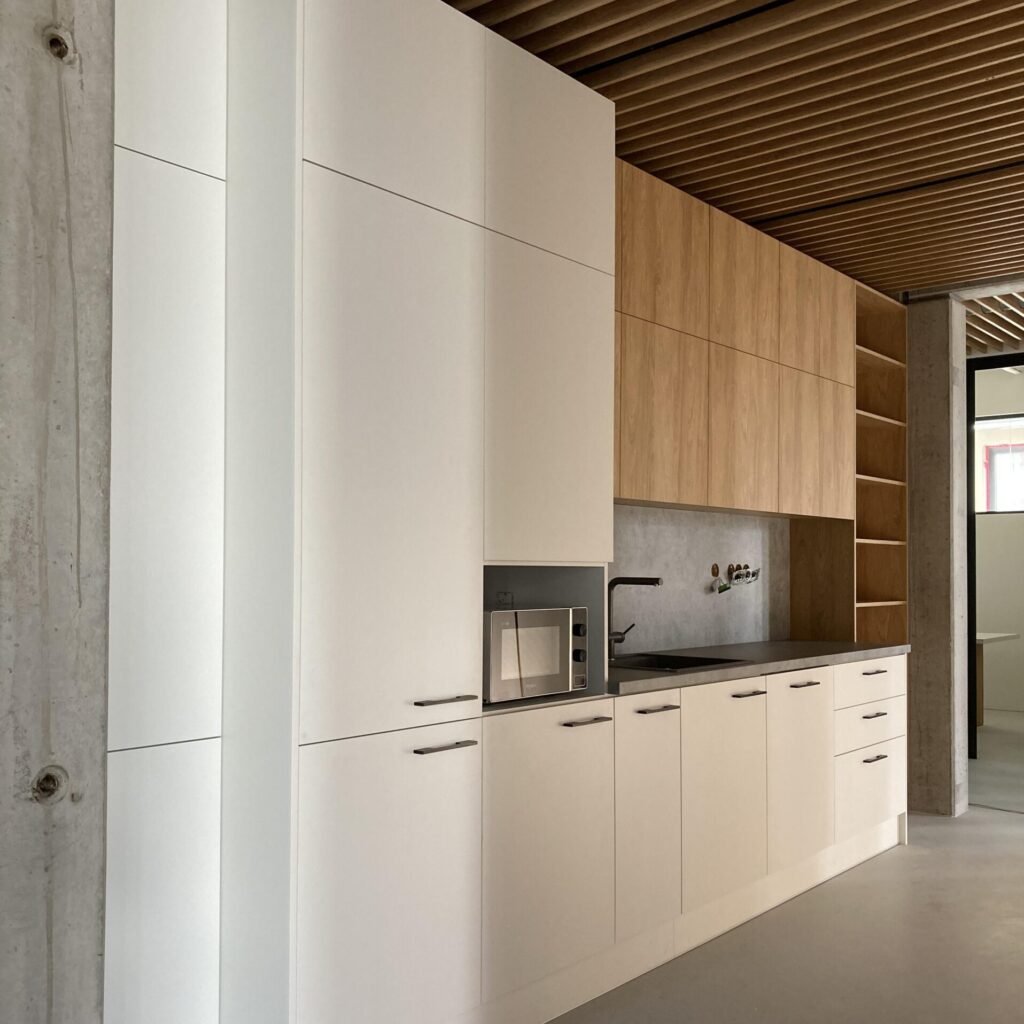 Moderní kuchyň s dřevěnými prvky