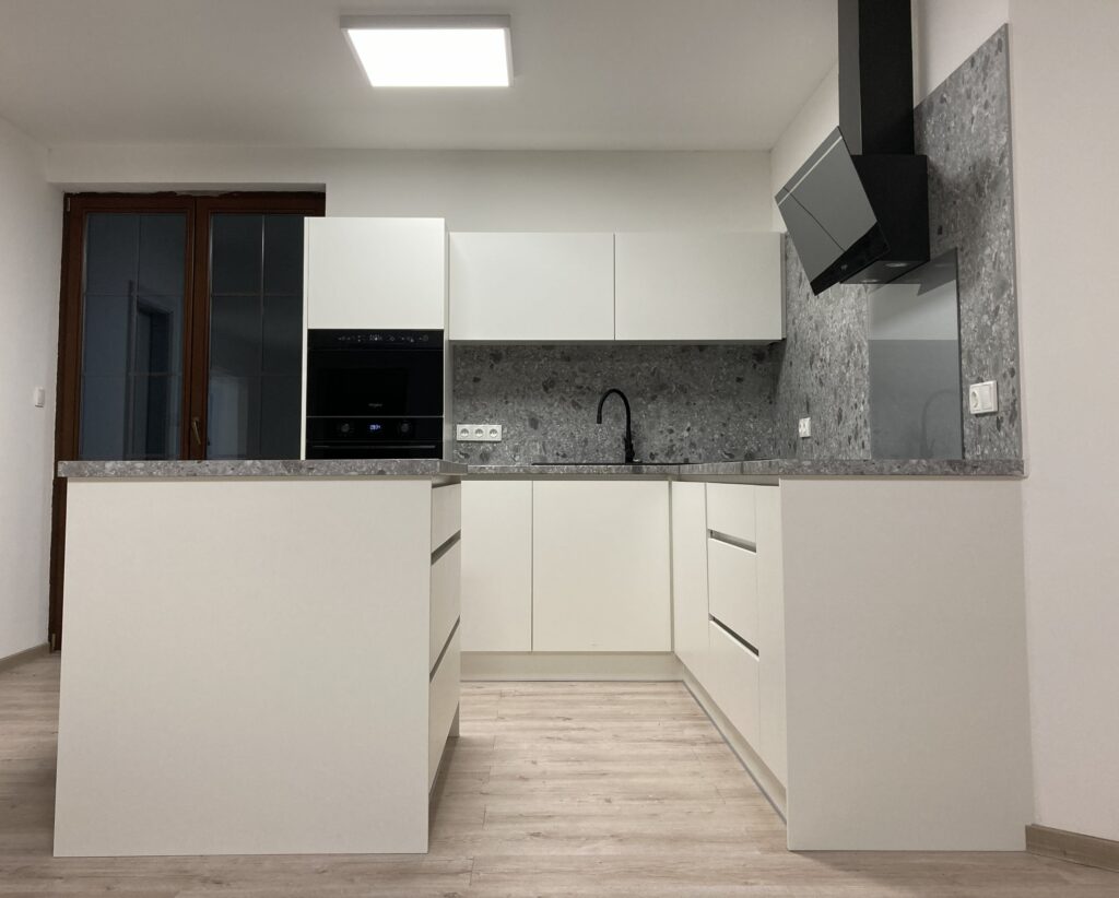 Kuchyně na míru do L s barovým pultem a kameninovým dekorem zádového panelu