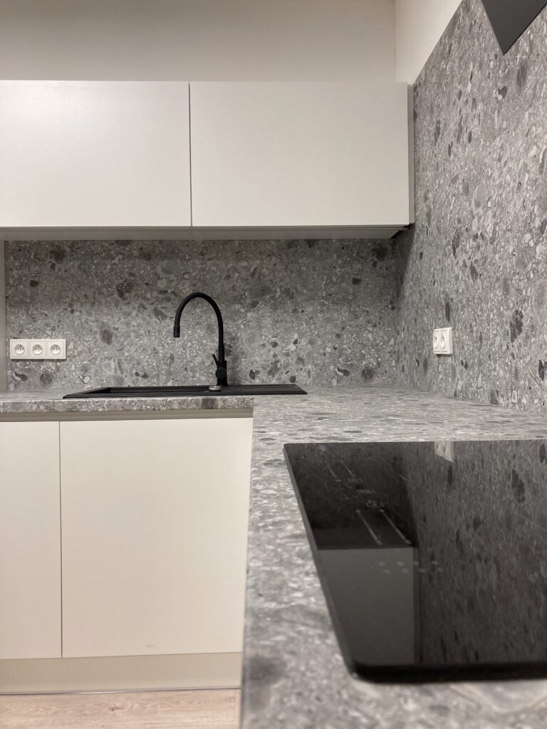 Moderní kuchyň s šedým mramorem