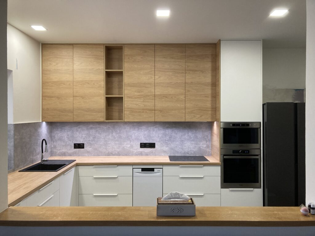 Moderní kuchyně na míru s dřevěnými horními skříňkami a LED podsvícením
