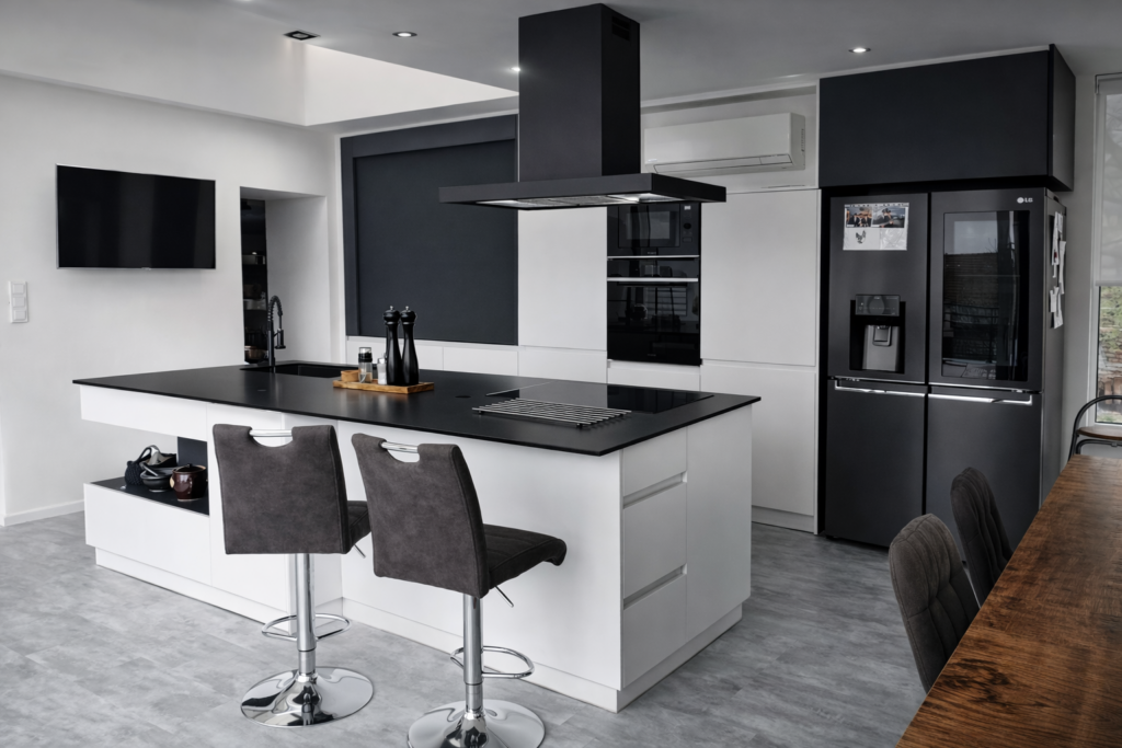 Moderní kuchyně na míru s ostrůvkem a vestavnými spotřebiči