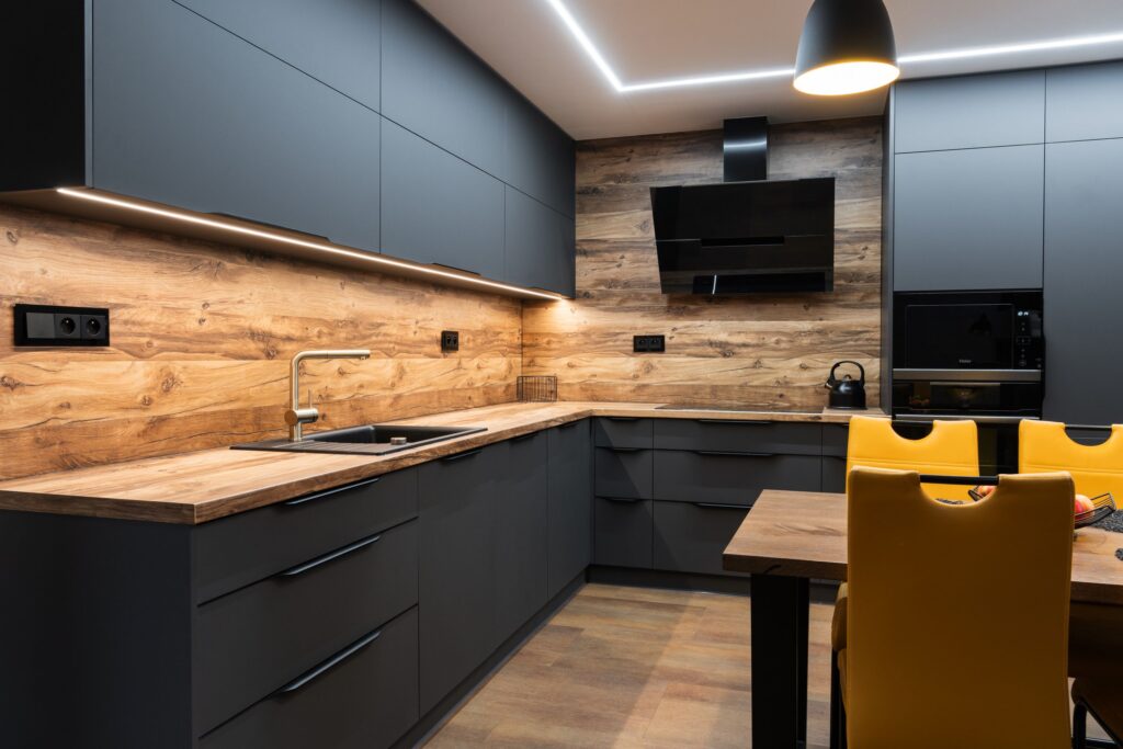 Detail kuchyňské pracovní desky a zástěny v dekoru dřeva TRIO nábytek Přerov