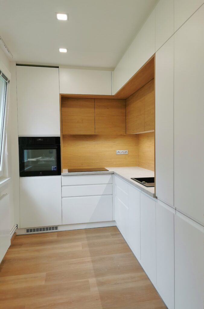 Malá kuchyně na míru bílá s dřevěným dekorem a vestavnou troubou