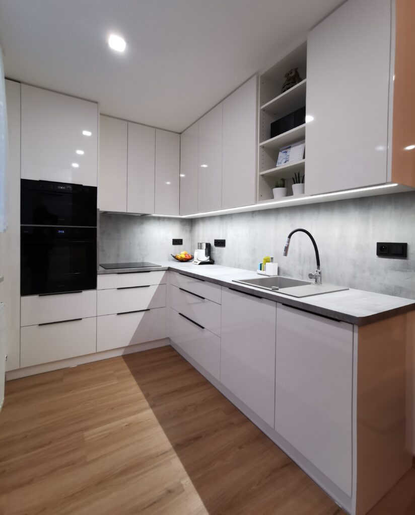 Moderní rohová kuchyně na míru v lesklé bílé s LED osvětlením